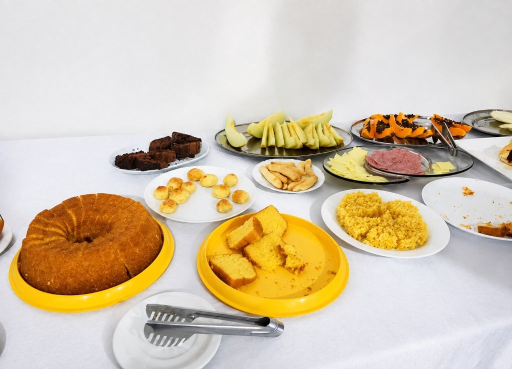 Mesa de Bolos e Frutas